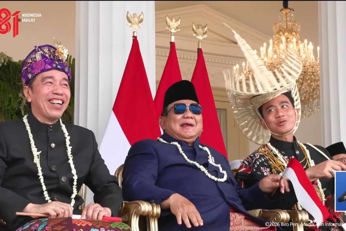 Presiden Prabowo Subianto duduk diapit Presiden ke-7 Jokowi dan Wapres Gibran Rakabuming Raka di Istana, Jakarta, Senin (17/8/2026). (Dok. YouTube Setpres)