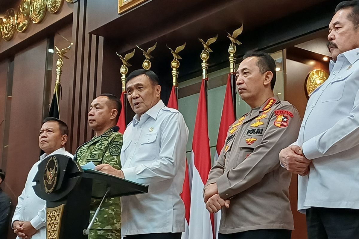 Menteri Koordinator Bidang Politik dan Keamanan (Menko Polkam) Jenderal TNI (Purn) Djamari Chaniago mengumpulkan petinggi lembaga penegak hukum, pertahanan dan intelijen di kantornya pada Rabu (5/8/2028).