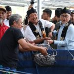 Zulkifli Hasan Menteri Koordinator Bidang Pangan Zulkifli Hasan (ketiga kanan) bersama Menteri Kelautan dan Perikanan Sakti Wahyu Trenggono (kedua kanan) menangkap hasil panen lele saat meninjau budi daya bioflok Koperasi Desa Merah Putih (KDMP) Kamolan di Blora, Jawa Tengah.