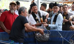 Menteri Koordinator Bidang Pangan Zulkifli Hasan (ketiga kanan) bersama Menteri Kelautan dan Perikanan Sakti Wahyu Trenggono (kedua kanan) menangkap hasil panen lele saat meninjau budi daya bioflok Koperasi Desa Merah Putih (KDMP) Kamolan di Blora, Jawa Tengah.