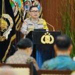 Komjen Pol Fadil Imran meminta masyarakat tidak terpancing dengan narasi yang menyebut akan terjadi gangguan keamanan pada bulan Agustus 2026.