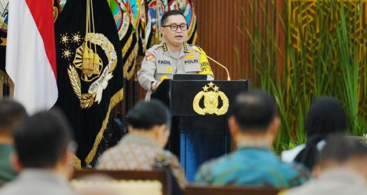 Komjen Pol Fadil Imran meminta masyarakat tidak terpancing dengan narasi yang menyebut akan terjadi gangguan keamanan pada bulan Agustus 2026.