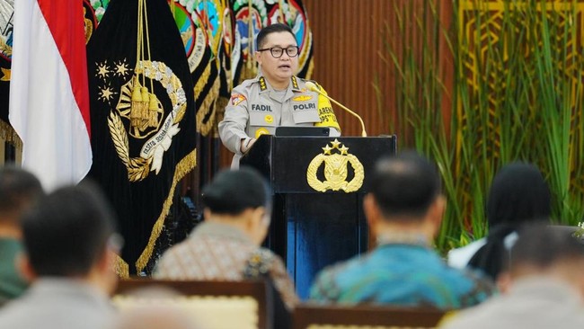 Komjen Pol Fadil Imran meminta masyarakat tidak terpancing dengan narasi yang menyebut akan terjadi gangguan keamanan pada bulan Agustus 2026.