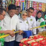 Don Muzakir Ketua Harian DPP Asosiasi Pedagang Pasar Seluruh Indonesia (APPSI) meresmikan kios APPSI di Jakarta Barat.