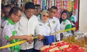 Don Muzakir Ketua Harian DPP Asosiasi Pedagang Pasar Seluruh Indonesia (APPSI) meresmikan kios APPSI di Jakarta Barat.
