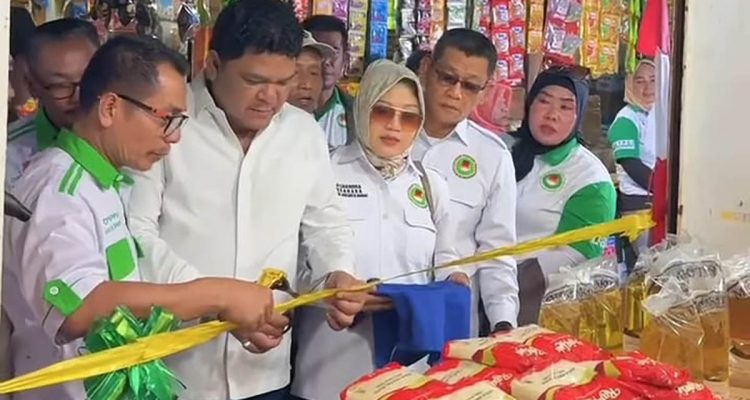 Don Muzakir Ketua Harian DPP Asosiasi Pedagang Pasar Seluruh Indonesia (APPSI) meresmikan kios APPSI di Jakarta Barat.