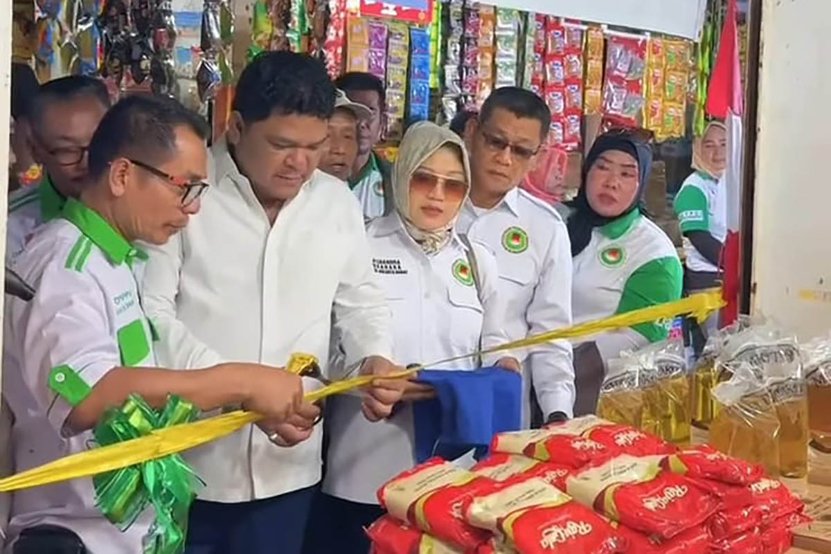 Don Muzakir Ketua Harian DPP Asosiasi Pedagang Pasar Seluruh Indonesia (APPSI) meresmikan kios APPSI di Jakarta Barat.