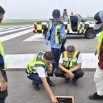 Abu Vulkanik Petugas bandara sedang membersihkan debu.