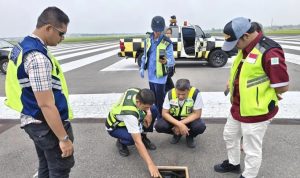 Petugas bandara sedang membersihkan debu.