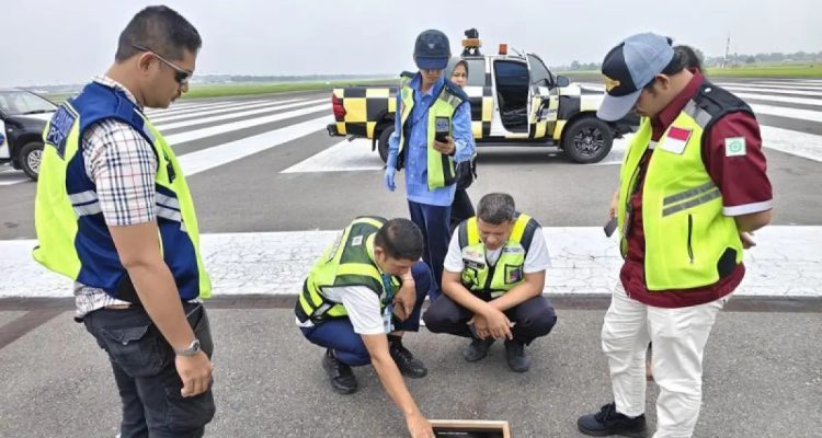 Petugas bandara sedang membersihkan debu.