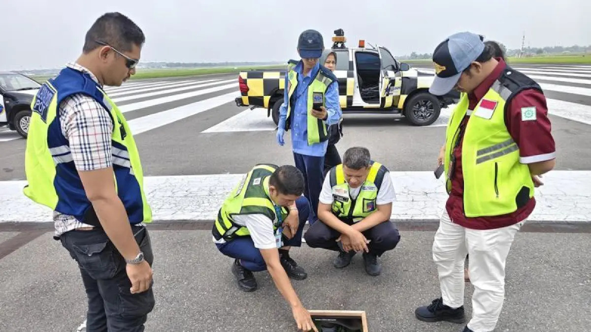 Petugas bandara sedang membersihkan debu.