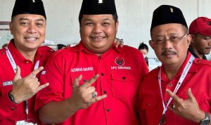 Achmad Hidayat(tengah).