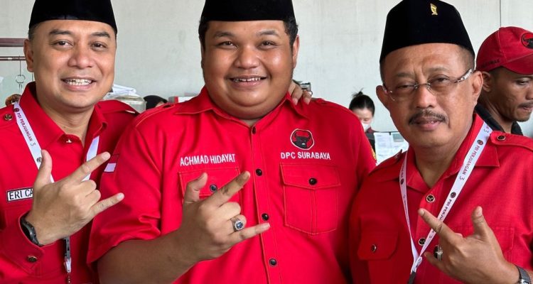 Achmad Hidayat(tengah).