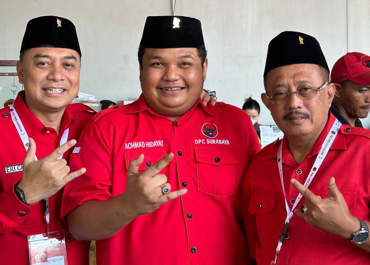 Achmad Hidayat(tengah).