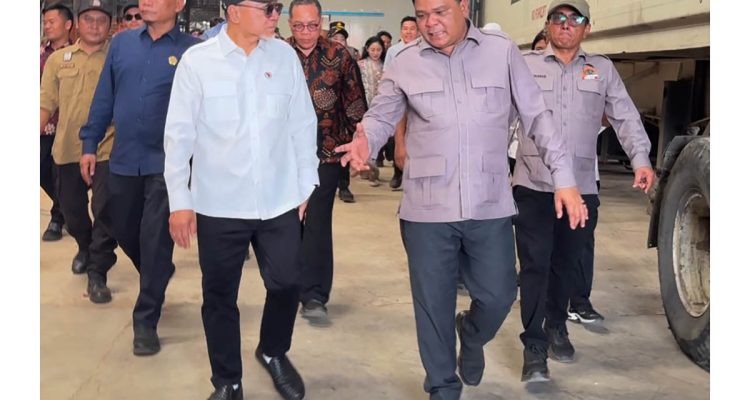 Don Muzakir Ketua Umum DPN Tani Merdeka Indonesia (kiri) bersama Zulkifli Hasan Menteri Koordinator Bidang Pangan, mengunjungi salah satu gudang bawang merah di Kabupaten Brebes, Sabtu 12 September 2026.