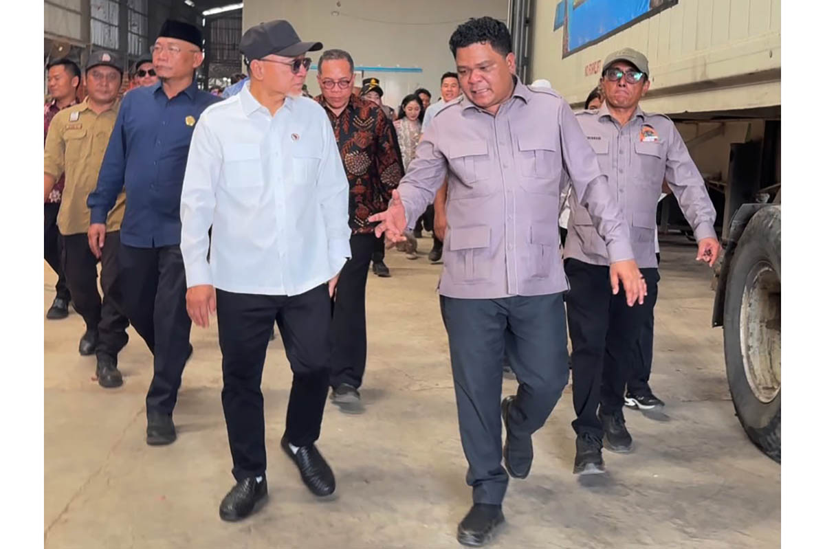 Don Muzakir Ketua Umum DPN Tani Merdeka Indonesia (kiri) bersama Zulkifli Hasan Menteri Koordinator Bidang Pangan, mengunjungi salah satu gudang bawang merah di Kabupaten Brebes, Sabtu 12 September 2026.