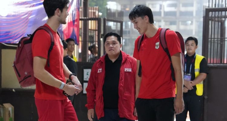 Ketua Umum PSSI Erick Thohir memantau langsung latihan Timnas Indonesia jelang laga kedua grup A FIFA ASEAN Cup 2026 lawan Malaysia di GBK, Senin (28/9) malam