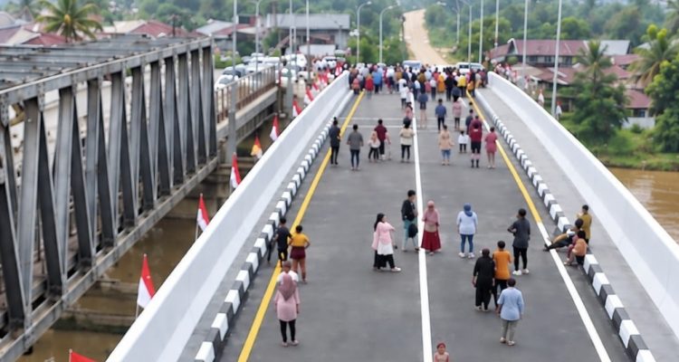Jembatan Krueng Tingkeum di Kecamatan Kutablang, Bireuen, dibuka. Foto: Humas Pemerintah Aceh.