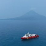 Foto pantauan udara proses pencarian lima jurnalis dan tiga kru kapal yang hilang kontak, menggunakan Kapal KN SAR 247 Tetuka di perairan Selat Sunda. Tim SAR Gabungan mengerahkan sedikitnya 18 kapal, satu helikopter, hingga dua unit drone thermal dalam operasi SAR gabungan hari ketujuh terhadap rombongan jurnalis yang hilang kontak di Perairan Selat Sunda, Senin (14/9/2026).