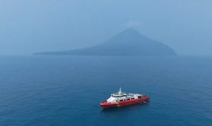 Foto pantauan udara proses pencarian lima jurnalis dan tiga kru kapal yang hilang kontak, menggunakan Kapal KN SAR 247 Tetuka di perairan Selat Sunda. Tim SAR Gabungan mengerahkan sedikitnya 18 kapal, satu helikopter, hingga dua unit drone thermal dalam operasi SAR gabungan hari ketujuh terhadap rombongan jurnalis yang hilang kontak di Perairan Selat Sunda, Senin (14/9/2026).