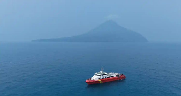 Foto pantauan udara proses pencarian lima jurnalis dan tiga kru kapal yang hilang kontak, menggunakan Kapal KN SAR 247 Tetuka di perairan Selat Sunda. Tim SAR Gabungan mengerahkan sedikitnya 18 kapal, satu helikopter, hingga dua unit drone thermal dalam operasi SAR gabungan hari ketujuh terhadap rombongan jurnalis yang hilang kontak di Perairan Selat Sunda, Senin (14/9/2026).