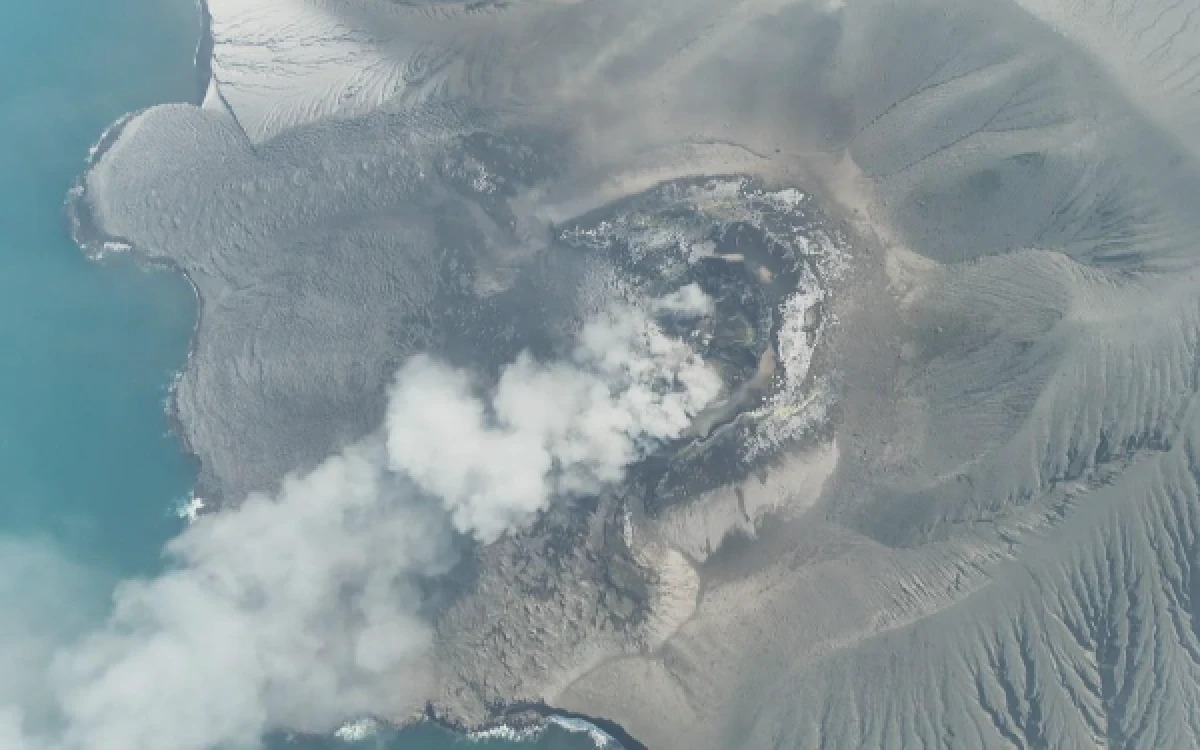 Tampilan foto udara erupsi Gunung Anak Krakatau