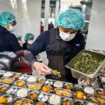 Petugas menyiapkan paket makanan bergizi gratis di Satuan Pelayanan Pemenuhan Gizi (SPPG)