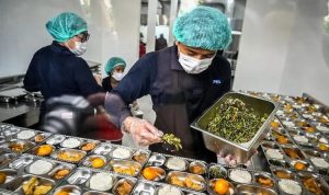 Petugas menyiapkan paket makanan bergizi gratis di Satuan Pelayanan Pemenuhan Gizi (SPPG)