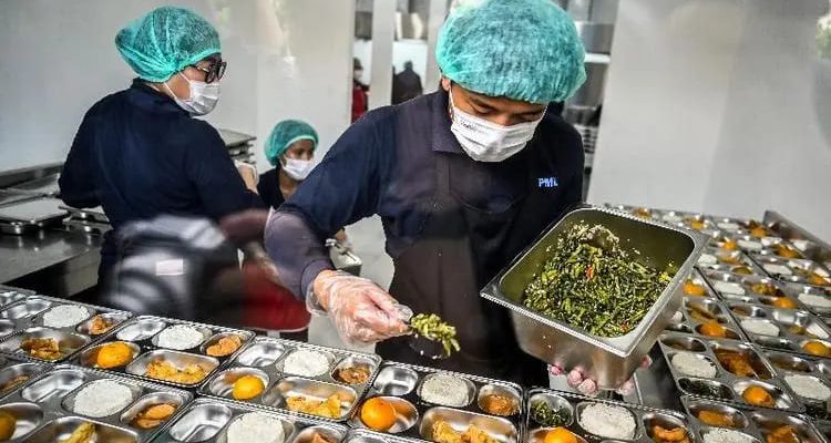 MBG Petugas menyiapkan paket makanan bergizi gratis di Satuan Pelayanan Pemenuhan Gizi (SPPG)