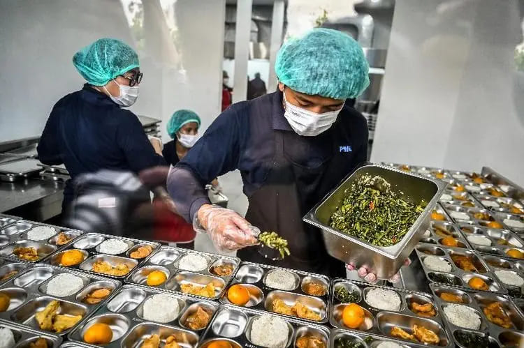 Petugas menyiapkan paket makanan bergizi gratis di Satuan Pelayanan Pemenuhan Gizi (SPPG)