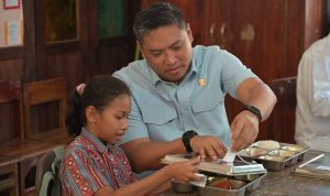 Makan Bareng Siswa Sudaryono Kepala BGN makan makan Makan Bergizi Gratis (MBG) bersama siswa SDK St. Arnoldus Penfui, Kota Kupang, Nusa Tenggara Timur, pada Rabu, 16 September 2026.