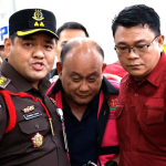 Mantan Kepala Badan Gizi Nasional Dadan Hindayana (tengah) menuju mobil tahanan setelah ia ditetapkan sebagai tersangka dalam kasus korupsi di Kantor Kejaksaan Agung di Jakarta, 3 Juni 2026. Mantan Kepala Badan Gizi Nasional Dadan Hindayana (tengah) menuju mobil tahanan setelah ia ditetapkan sebagai tersangka dalam kasus korupsi di Kantor Kejaksaan Agung di Jakarta, 3 Juni 2026.