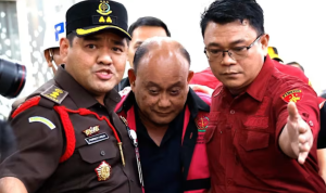 Mantan Kepala Badan Gizi Nasional Dadan Hindayana (tengah) menuju mobil tahanan setelah ia ditetapkan sebagai tersangka dalam kasus korupsi di Kantor Kejaksaan Agung di Jakarta, 3 Juni 2026. Mantan Kepala Badan Gizi Nasional Dadan Hindayana (tengah) menuju mobil tahanan setelah ia ditetapkan sebagai tersangka dalam kasus korupsi di Kantor Kejaksaan Agung di Jakarta, 3 Juni 2026.