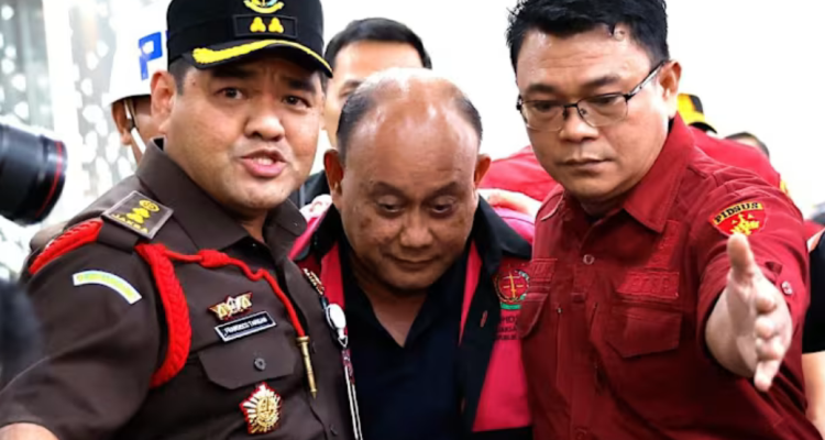 Mantan Kepala Badan Gizi Nasional Dadan Hindayana (tengah) menuju mobil tahanan setelah ia ditetapkan sebagai tersangka dalam kasus korupsi di Kantor Kejaksaan Agung di Jakarta, 3 Juni 2026.