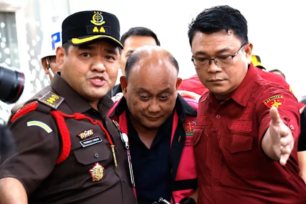 Mantan Kepala Badan Gizi Nasional Dadan Hindayana (tengah) menuju mobil tahanan setelah ia ditetapkan sebagai tersangka dalam kasus korupsi di Kantor Kejaksaan Agung di Jakarta, 3 Juni 2026.