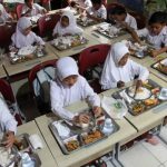 Menjaga MBG, Menjaga Generasi Muda Sejumlah siswa SD menyantap makanan bergizi gratis saat pelaksanaan program Makan Bergizi Gratis (MBG).