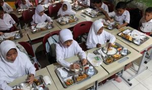 Sejumlah siswa SD menyantap makanan bergizi gratis saat pelaksanaan program Makan Bergizi Gratis (MBG).