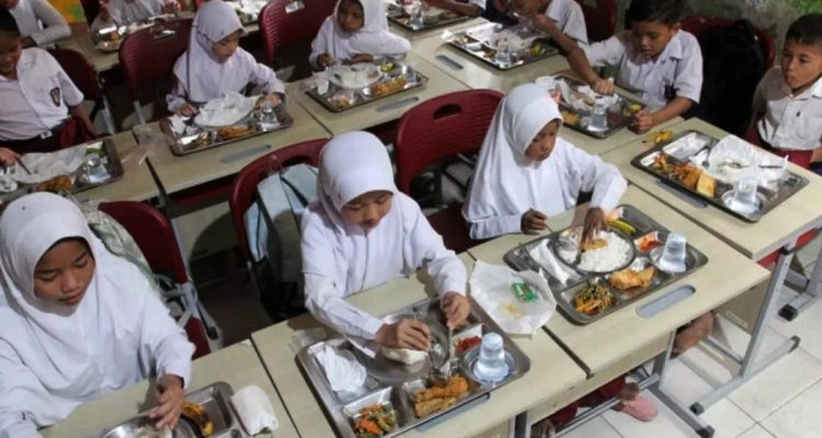 Menjaga MBG, Menjaga Generasi Muda Sejumlah siswa SD menyantap makanan bergizi gratis saat pelaksanaan program Makan Bergizi Gratis (MBG).