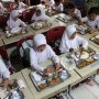Sejumlah siswa SD menyantap makanan bergizi gratis saat pelaksanaan program Makan Bergizi Gratis (MBG).