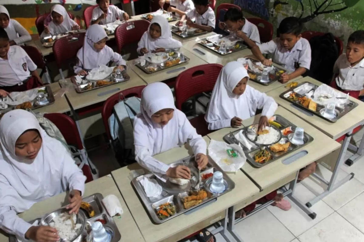 Sejumlah siswa SD menyantap makanan bergizi gratis saat pelaksanaan program Makan Bergizi Gratis (MBG).