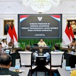 Presiden Prabowo Presiden Prabowo berdiskusi bersama sejumlah akademisi mengenai pengelolaan lahan gambut dan potensi kebakaran (Foto: dok Biro Pers Istana)