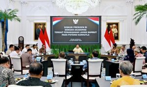 Presiden Prabowo berdiskusi bersama sejumlah akademisi mengenai pengelolaan lahan gambut dan potensi kebakaran (Foto: dok Biro Pers Istana)