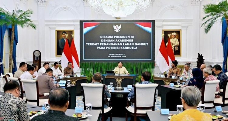 Presiden Prabowo berdiskusi bersama sejumlah akademisi mengenai pengelolaan lahan gambut dan potensi kebakaran (Foto: dok Biro Pers Istana)