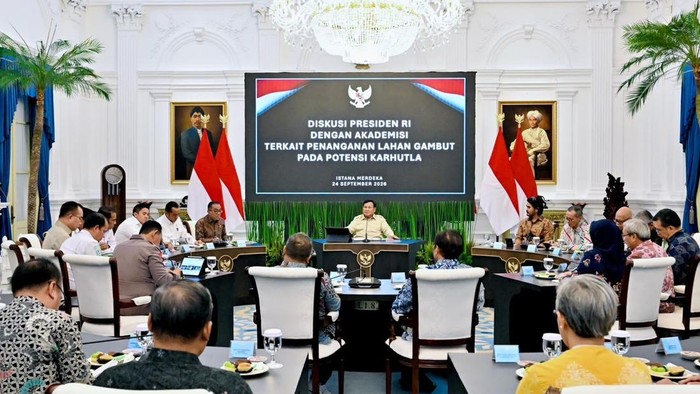 Presiden Prabowo berdiskusi bersama sejumlah akademisi mengenai pengelolaan lahan gambut dan potensi kebakaran (Foto: dok Biro Pers Istana)