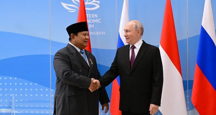 Presiden Prabowo Subianto dan Presiden Rusia Vladimir Putin berjabat tangan saat bertemu dalam acara jamuan santap siang di Vladivostok, Rusia, Kamis (3/9/2026). (Dok. Biro Pers, Media, dan Informasi Sekretariat Presiden)
