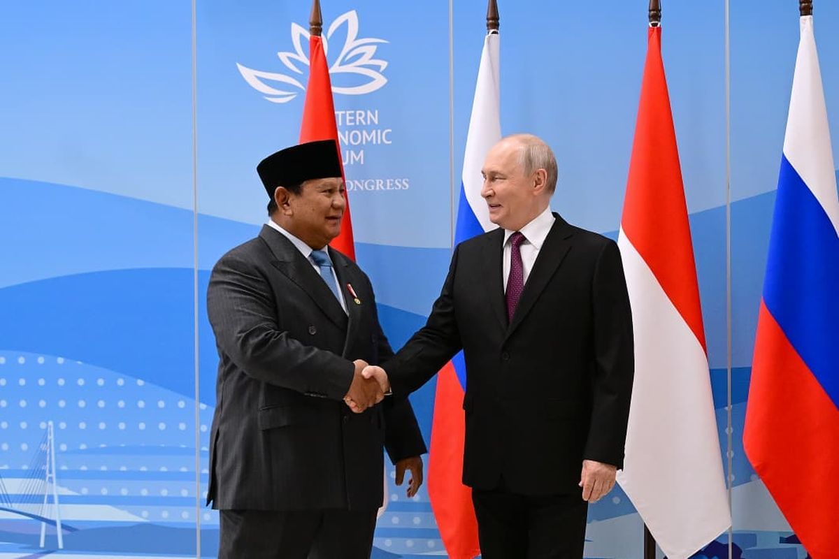 Presiden Prabowo Subianto dan Presiden Rusia Vladimir Putin berjabat tangan saat bertemu dalam acara jamuan santap siang di Vladivostok, Rusia, Kamis (3/9/2026). (Dok. Biro Pers, Media, dan Informasi Sekretariat Presiden)
