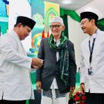 Presiden Prabowo Subianto menerima kartu tanda anggota Nahdlatul Ulama (Kartanu) yang diserahkan oleh Rais Aam, Miftachul Akhyar pada Penutupan Muktamar ke-35 NU. Presiden Prabowo Subianto menerima kartu tanda anggota Nahdlatul Ulama (Kartanu) yang diserahkan oleh Rais Aam, Miftachul Akhyar pada Penutupan Muktamar ke-35 NU. Foto: BPMI Setpres/Laily Rachev