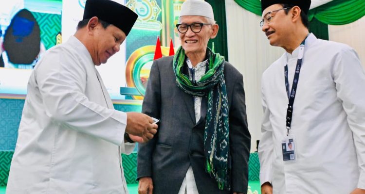 Presiden Prabowo Subianto menerima kartu tanda anggota Nahdlatul Ulama (Kartanu) yang diserahkan oleh Rais Aam, Miftachul Akhyar pada Penutupan Muktamar ke-35 NU. Foto: BPMI Setpres/Laily Rachev