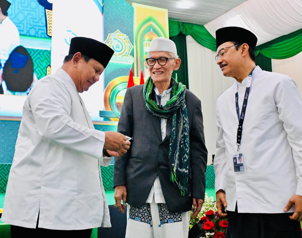 Presiden Prabowo Subianto menerima kartu tanda anggota Nahdlatul Ulama (Kartanu) yang diserahkan oleh Rais Aam, Miftachul Akhyar pada Penutupan Muktamar ke-35 NU. Foto: BPMI Setpres/Laily Rachev