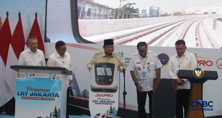 Presiden RI Prabowo Subianto dan Gubernur DKI Jakarta Pramono Anung Wibowo di Stasiun LRT Kelapa Gading, Jakarta Utara, Rabu (16/9/2026).